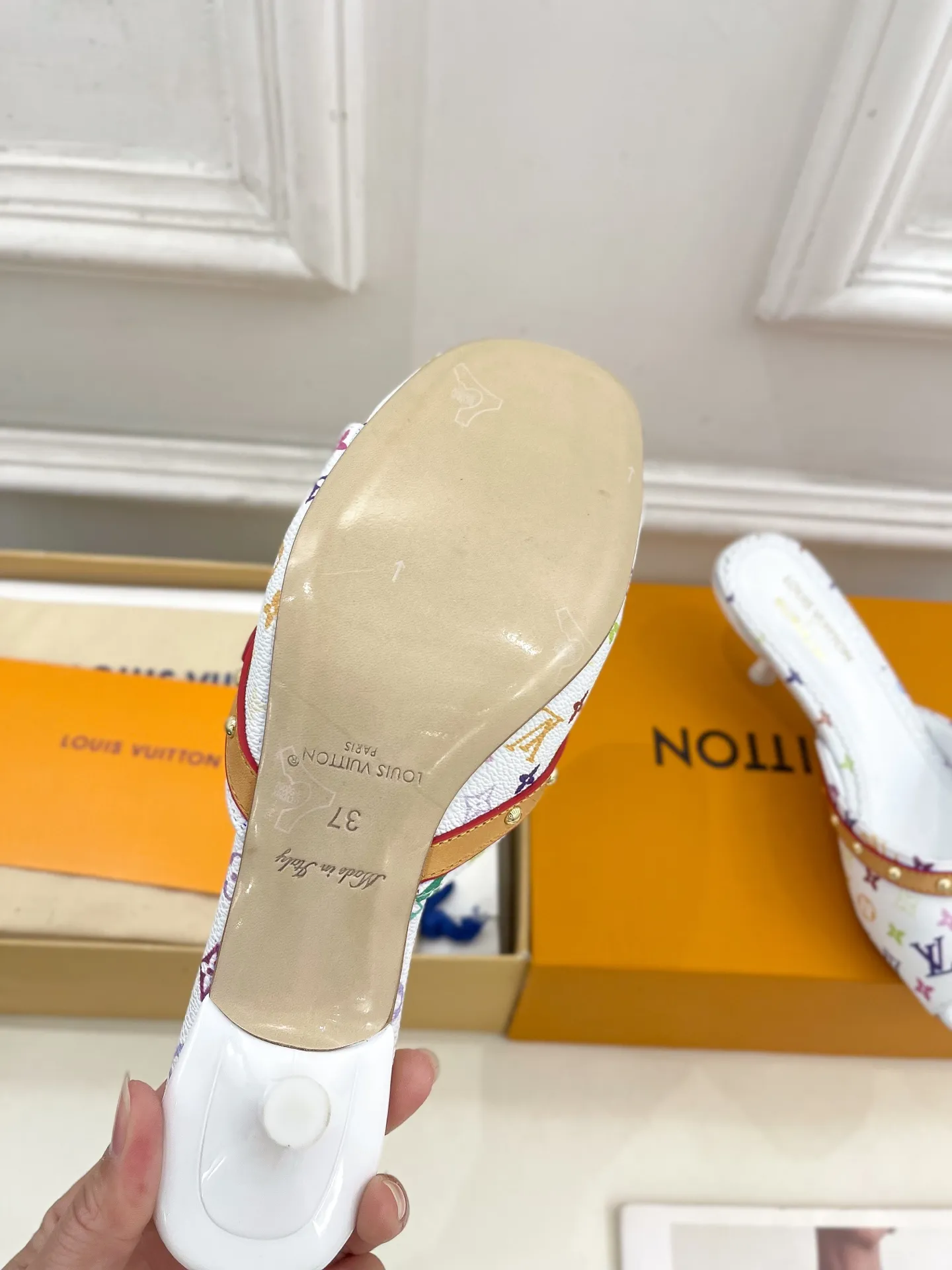 👟👟Ex-factory price 580👟👟 LV | Louis Vuitton 25𝐬𝐬 🧡💚2025 early spring new top version‼ ️The original version is the same. The counter features the latest LV Full of high-end feel! A popular model among bloggers at home and abroad, it’s retro and fashionable and looks amazing on your feet! Mainly recommended model on the official website★ ━━━━━ ЅᏇєєt ━━━━━ ▪️Upper: high-customized rainbow-colored presbyopia leather ▪️Lining: imported sheepskin lining ▪️Outsole: original Italian leather outsole ▪️Heel height: 5.5cm / 9.5cm ▪️Shoe size: 35-39 (34, 40, 41, 42 customized)